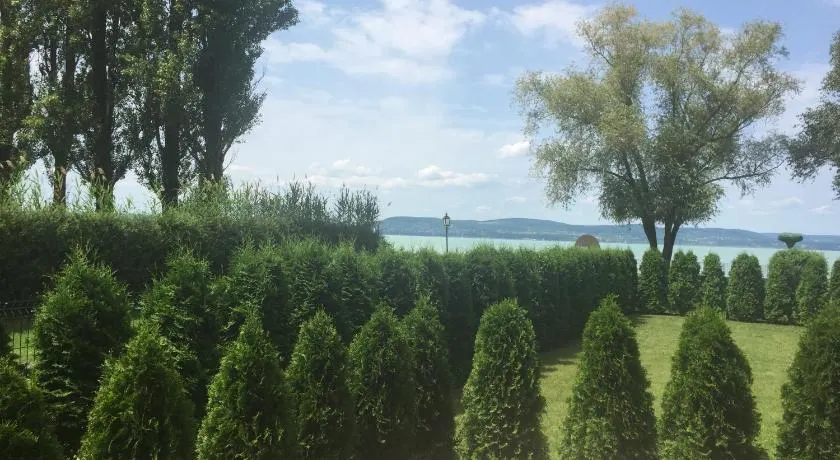 Lakeview Apartment - Image 1