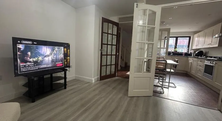 3 bed family home northwood London suburbs - Image 1