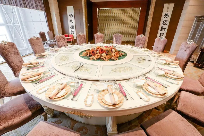 Royal Garden Jinyue Hotel - Image 1
