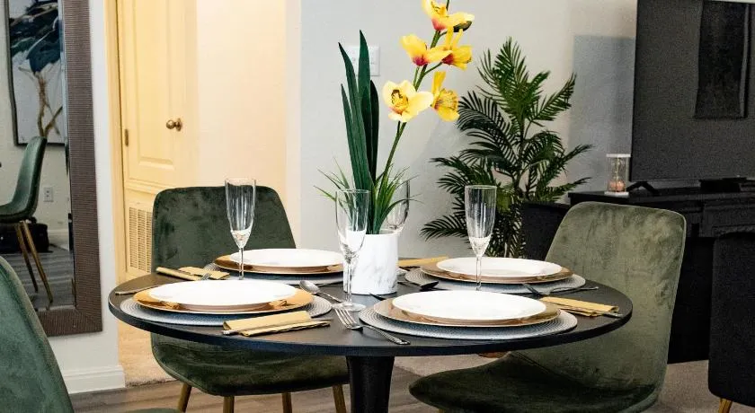 Lavishly Decorated 3-Bedroom Home Near Samsung-Taylor with King-Sized Bed - Image 1