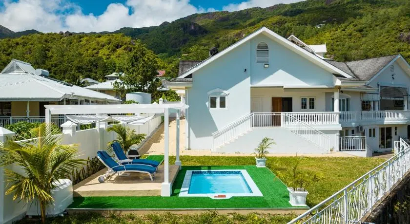 2 Bed Villa - Sleeps 4 - Pets - Pool - Garden - Image 1