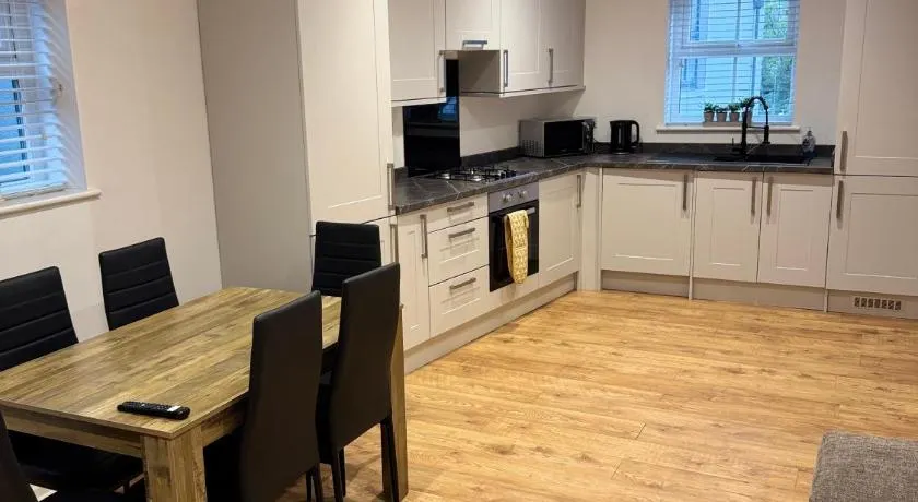3 Bedroom House with free on site Parking next to the Canal - Image 1