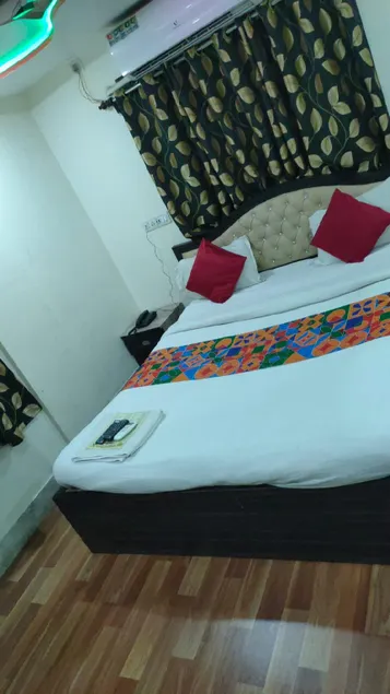 RED VELVET INN - Image 1