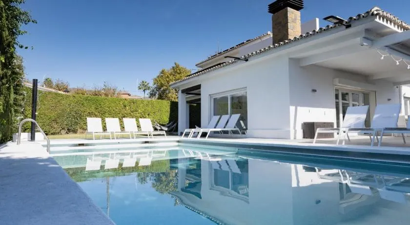 Luxury Villa Sleeps 15, Heated Pool, Jacuzzi, Sauna, & Gym - Image 1