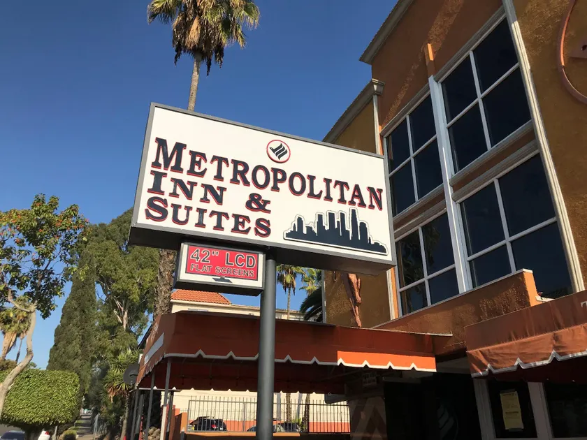 Metropolitan Inn & Suites - Image 1