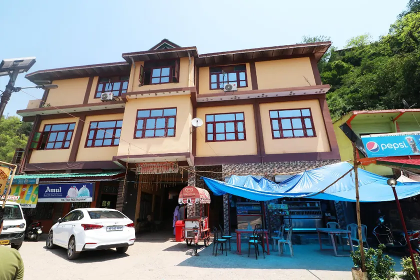 OYO 44315 Hotel Royal Wazeer 'n' Restaurant - Image 1