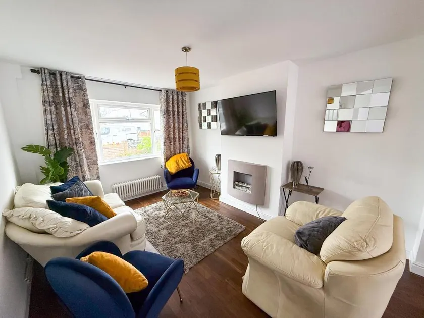 Bassetts House - Spacious! - Sleeps 7 - Close to PRUH Hospital - Free Parking - Image 1