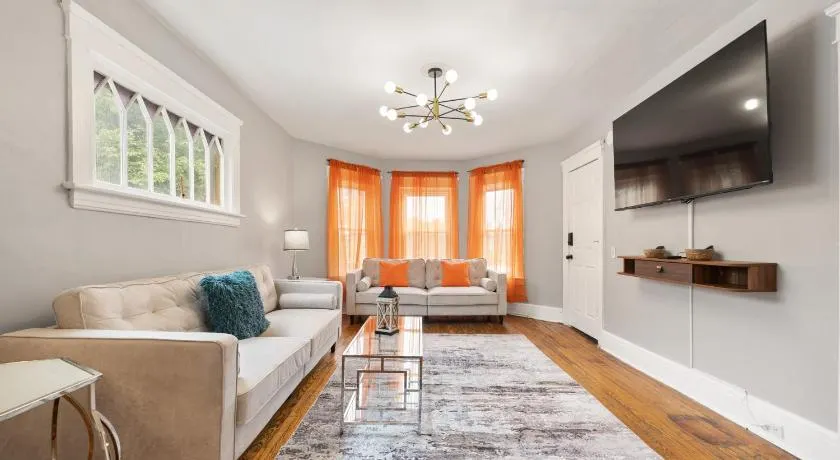 Modern Renovated 2BR Near SU, Zoo, Destiny & Downtown - Image 1