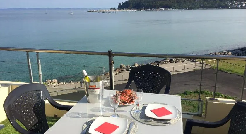 Une terrasse sur la mer - Image 1