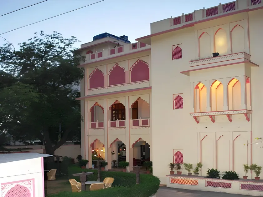 Hotel H R Palace - Image 1