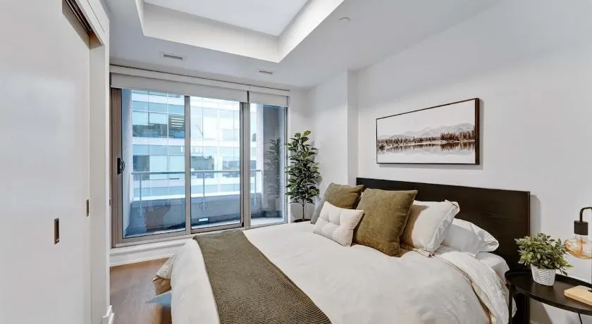 High-end Condo with Gym and walking distance to Parliament - Image 1