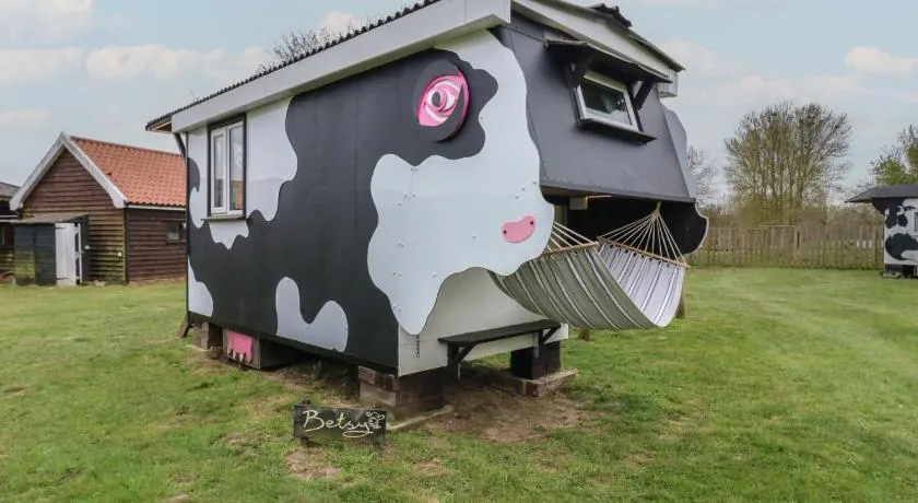 Betsy Cow Shed 2 - Image 1