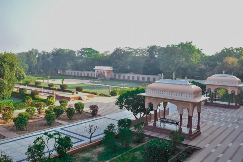 Umaid Palace Dausa - Lakeside Heritage Resort - Near Shri Mehandipur Balaji Temple - Near Chand Baori Stepwell Abhaneri & Bhangarh Fort - Image 1