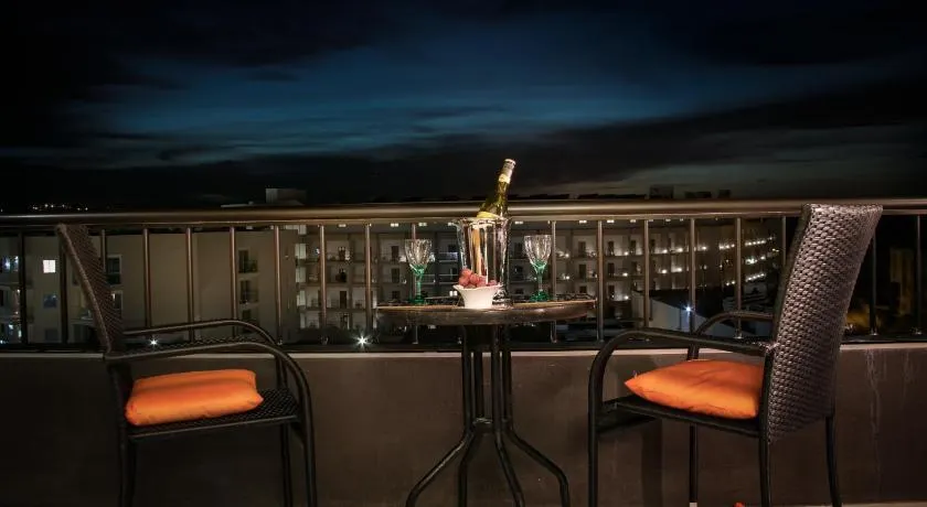 Manor Court Luxury Apartment - Image 1