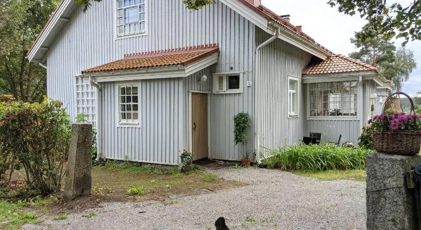 Narvan Maatilamajoitus Helenan Kanat ja Kammarit - Image 1
