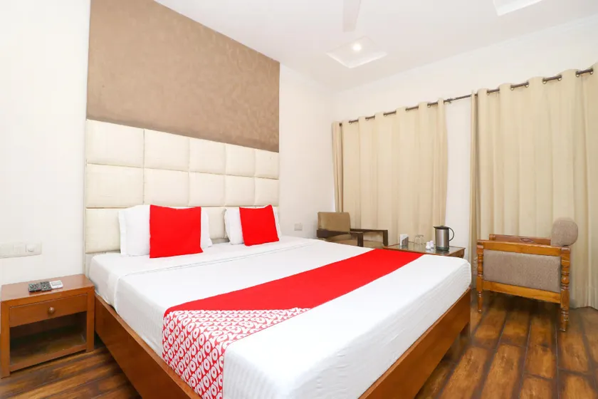 OYO Flagship 3537 Hotel Landmark - Image 1