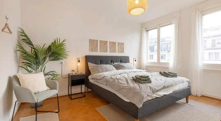 Spacious City View Apartment - Prime Location Biel - Image 1