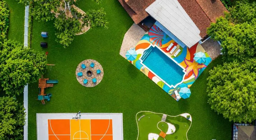 Tropical pop art getaway w Pool & Game Room - Image 1