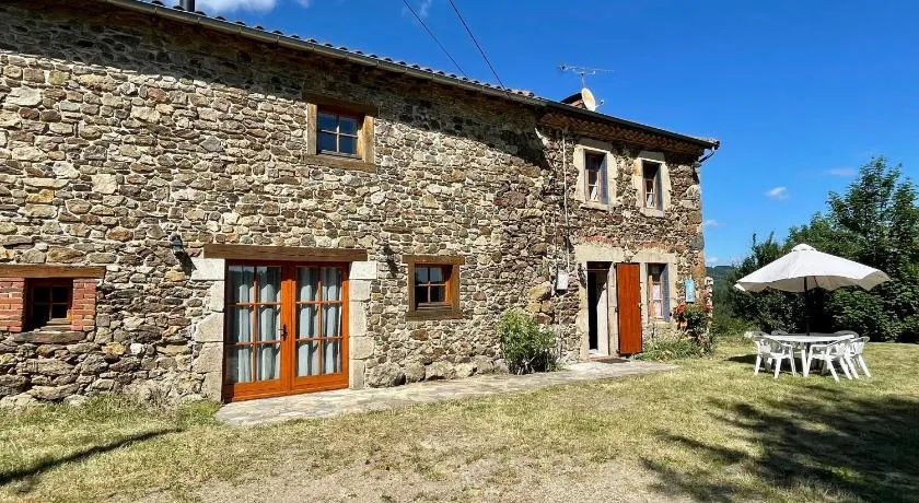 Maison familiale 4 chambres avec jardin, cheminée, poêle à bois, parking et Wi-Fi - Image 1