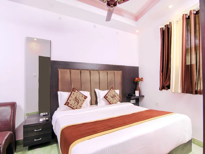 OYO Flagship 13652 Hotel Rajput - Image 1