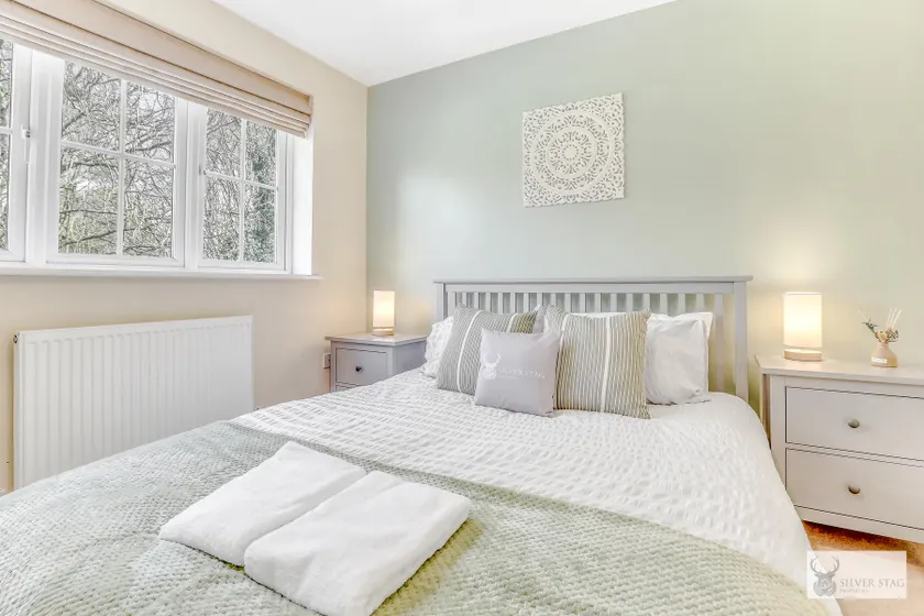 Stylish 3-Bedroom Home with Parking - Image 1