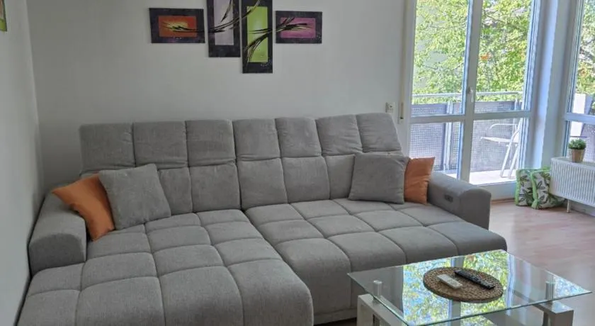 Geräumige Wohnung mit Balkon, Küche & Parkplatz nahe Bahnhof - Image 1
