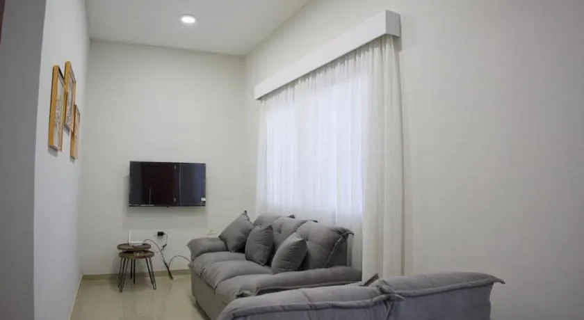 Executive House 3BR Luque Near the Airport - Image 1