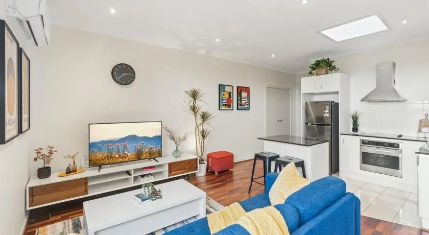 Opposite Caulfield Park 2BR Retreat - Image 1
