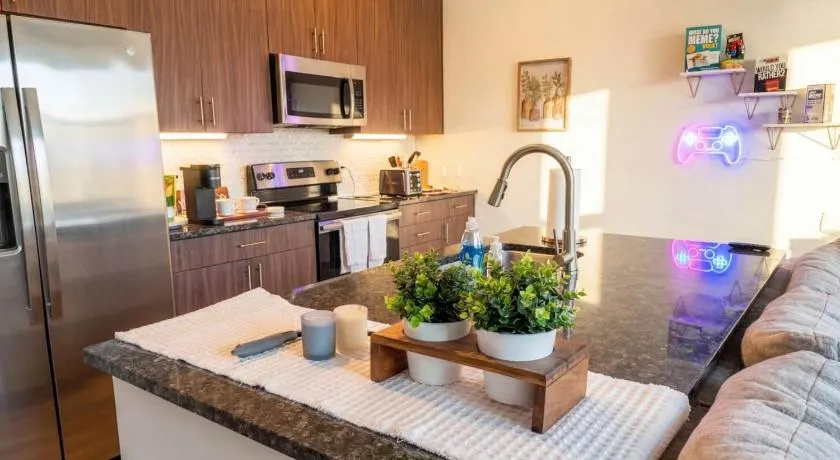 Beautiful Cozy Suite | Gym & Pool | DART Access - Image 1