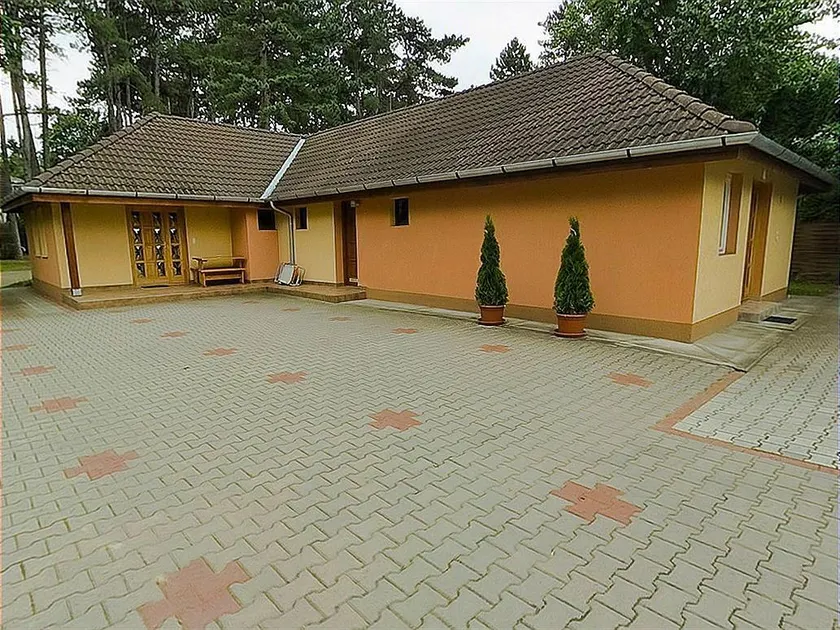 Apartment- yellow - Image 1