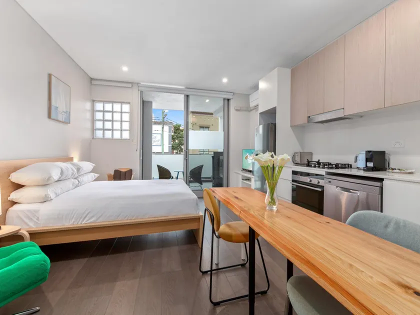 Bright Studio with Balcony near Coogee Beach - Image 1