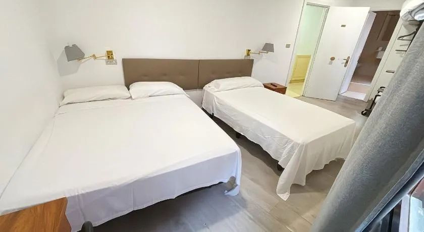 Habitaciones triple familiar HOTEL LAUAXETA - Image 1