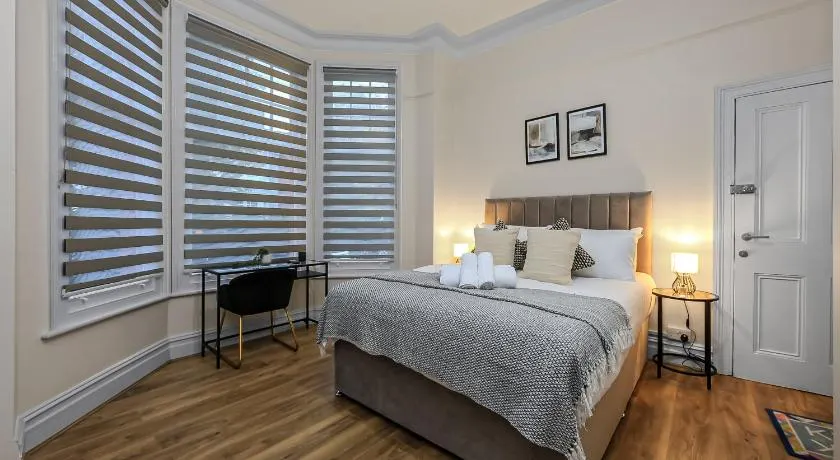 Cozy Sunlit Studio with Kitchenette - Image 1