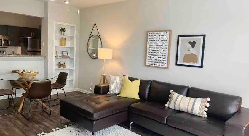 Newly Furnished 1BR Apartment w/ Hermann Park View - Image 1