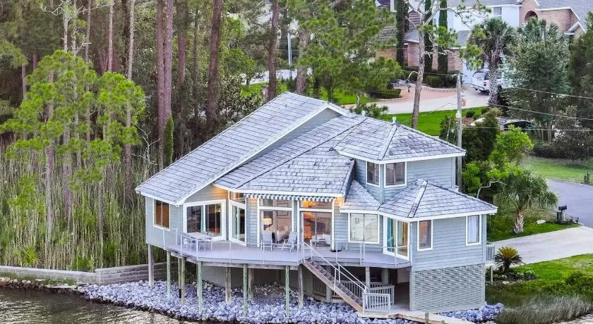 FEATURED ON HGTV'S MY LOTTERY DREAM HOME! Private dock, 15 minute boat ride to Crab Island, 20 minute drive to Destin, Pet Friendly - Image 1