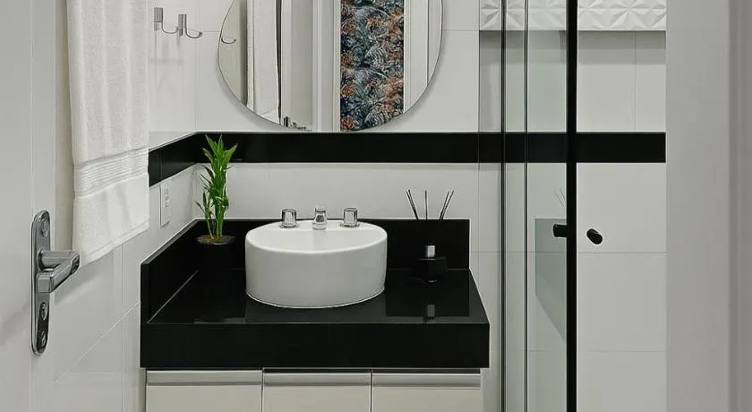 Apto silencioso em Copacabana, a 200m da praia e ao lado do metro Quarto com ar condicionado e cama de casal, sala com sofá cama queen, cozinha completa e portaria 24h - Image 1