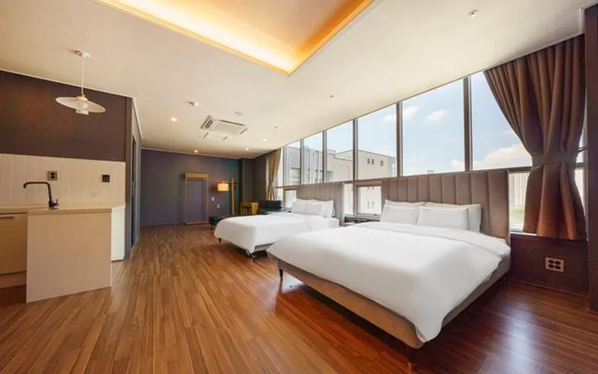 Wanju Innovation City Dragon Hotel - Image 1