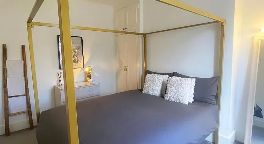 Queen bedroom in Maida Vale - Image 1