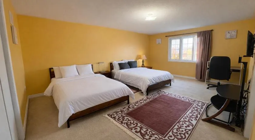 Spacious 2-Bed Suite with Private Bath, Mini Fridge, TV & Walk-In Closet in Brampton Shared Home - 4 Baths, Full Kitchen, WiFi, Laundry & Deck - Near GO Station, Great for Groups! - Image 1