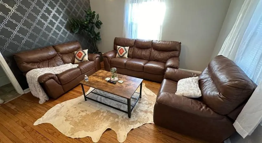 3 Bedroom Fenced Backyard Pets Welcome Sleeps 6 - Image 1
