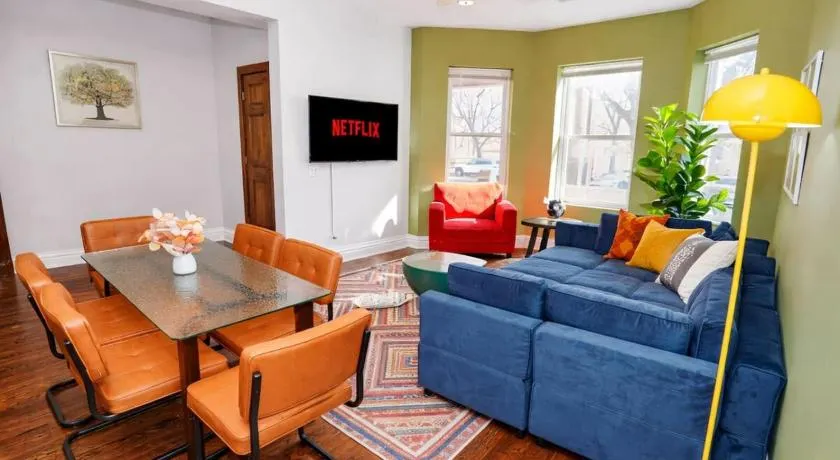 King Bed 6BR Chicago with Pool Table Sleeps 16 Near Humboldt Park - Image 1