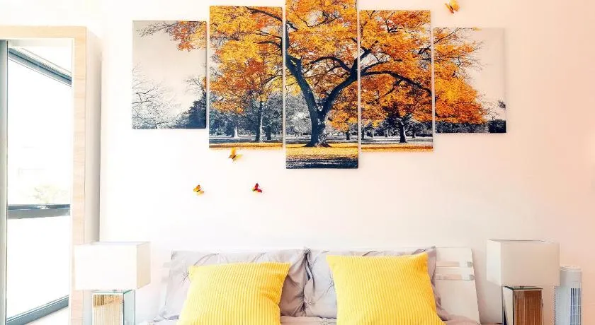 New Large 4 Bedroom & 3 Bathroom Flat near Angel Station in Zone 1 London for Max 13 Guests - Image 1