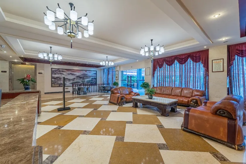 Care U Well Hotel Emeishan Wanxianglou - Image 1