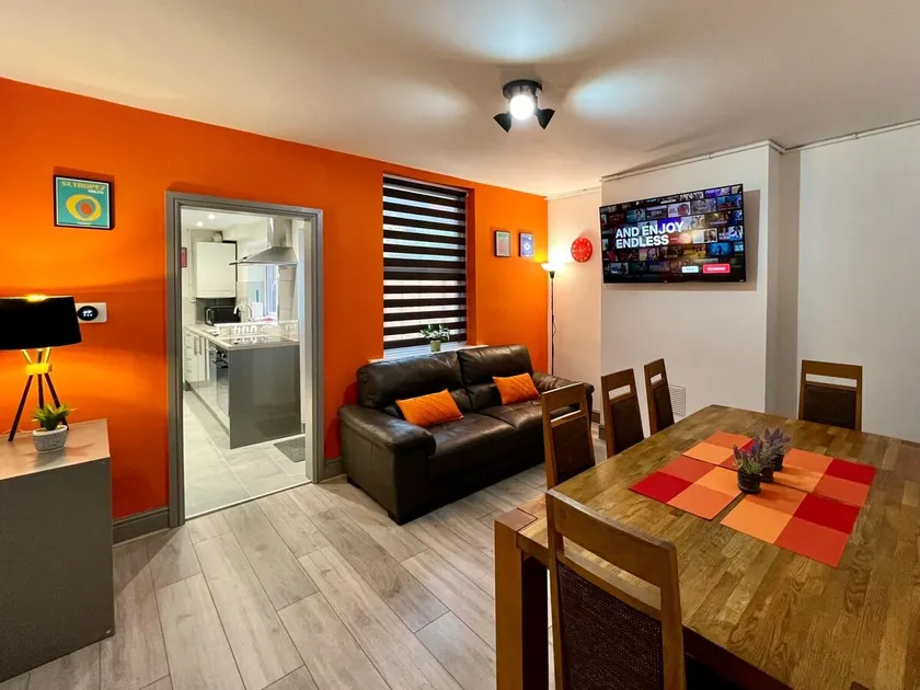St Michael's House - Great for Contractors or Family Holidays - Image 1