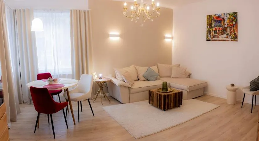 Homey Luxury- entire house, free parking, yard - Image 1