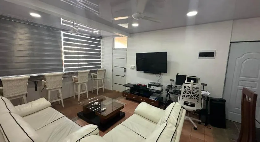 4 Bedroom 4 Bath & Laundry Room Apartment - Image 1