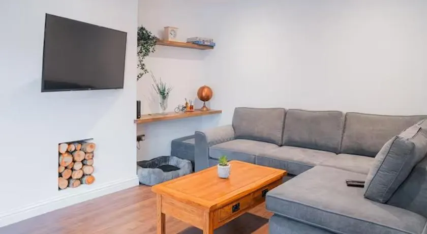 Tu Casa Brighton , A Beautiful & Peaceful 4 bedroom House with garden, BBq area , EV & Parking - Image 1