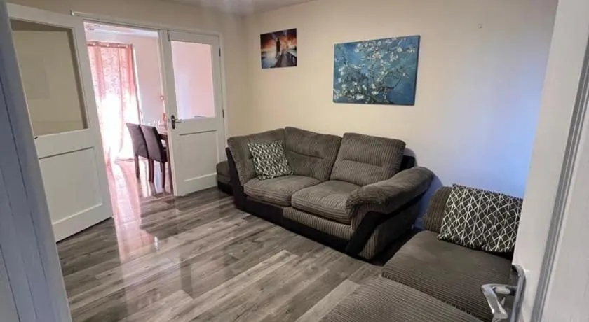 Spacious 3 bedroom house close to local amenities in Thamesmead - Image 1