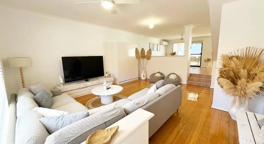 The Scarborough Beach House - Walk to the beach! - Image 1