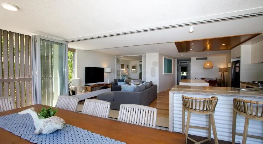 Waves 8 - Beachfront with pool - Image 1